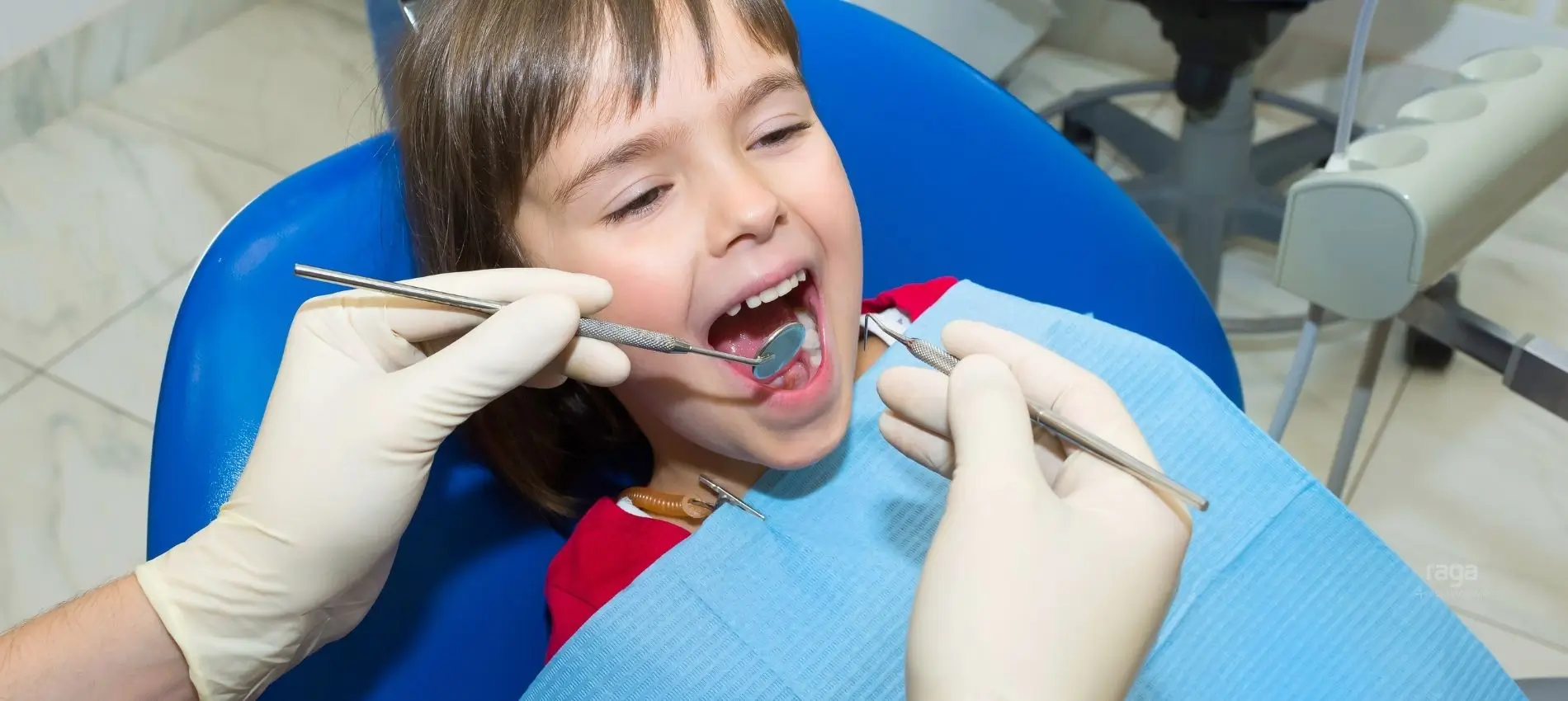 Niño en el dentista para tratamiento de alineadores invisibles para niños